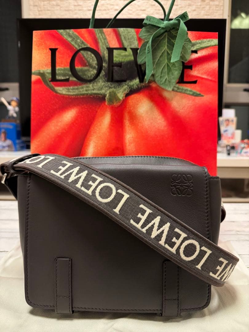 LOEWE ブラック メッセンジャーバッグ