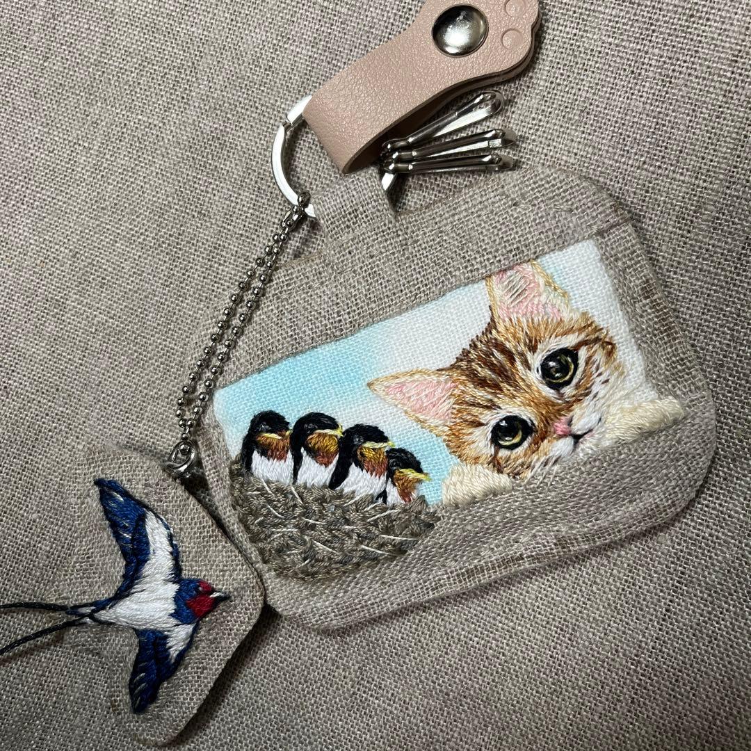ゆ*い様 ハンドメイド　刺繍キーホルダー　ツバメの親子と茶トラ猫