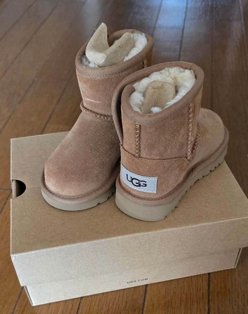 超美品　UGG ベージュ キッズブーツ ボタン付き