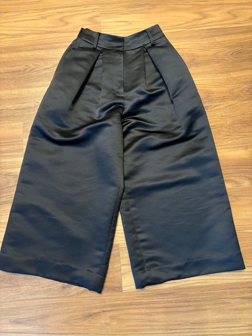 【Heve】サテンフレアガウチョ　ワイドフレアパンツ 36サイズ　ブラック