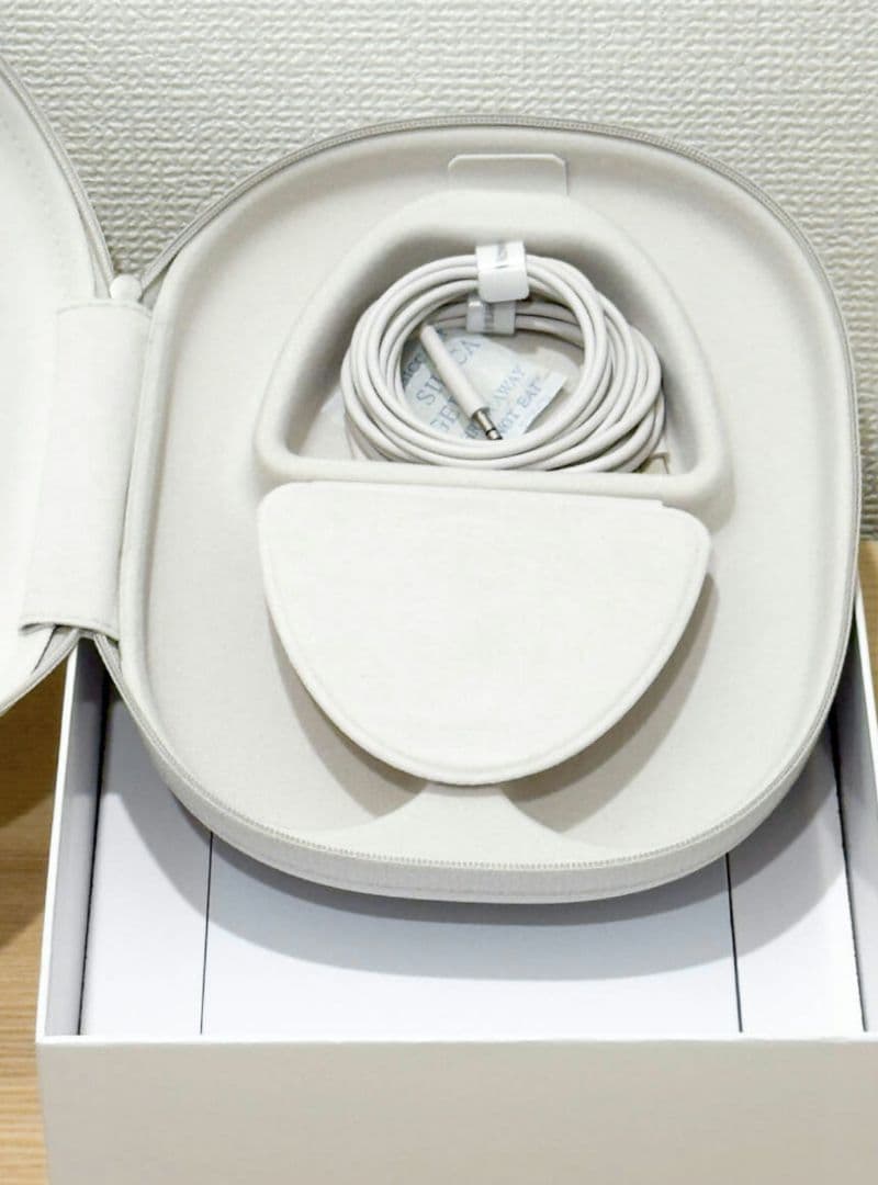 Bowers & Wilkins Px8 タン