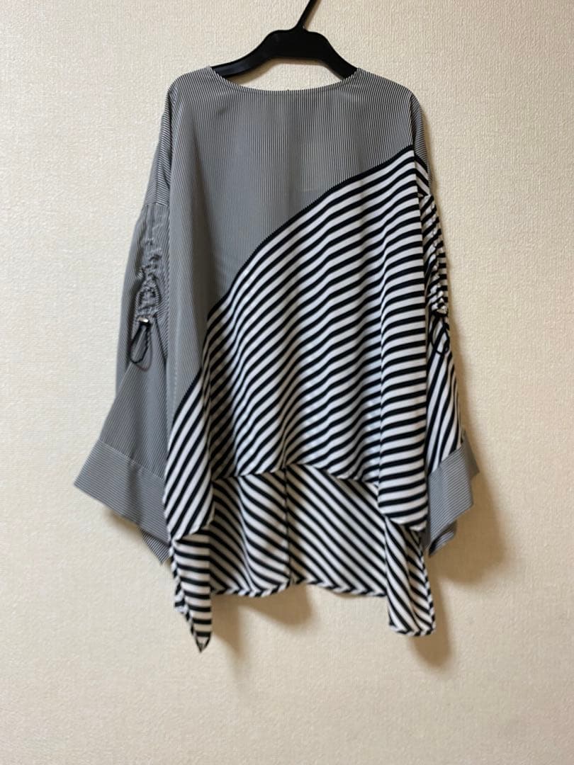 β ベータ　ストライプ ノーカラーブラウス