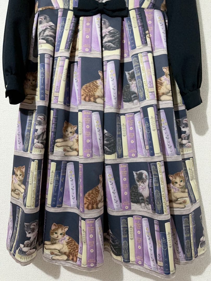 猫と本のプリントワンピース