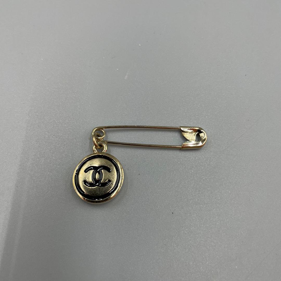 054 CHANEL 安全ピン型ブローチ
