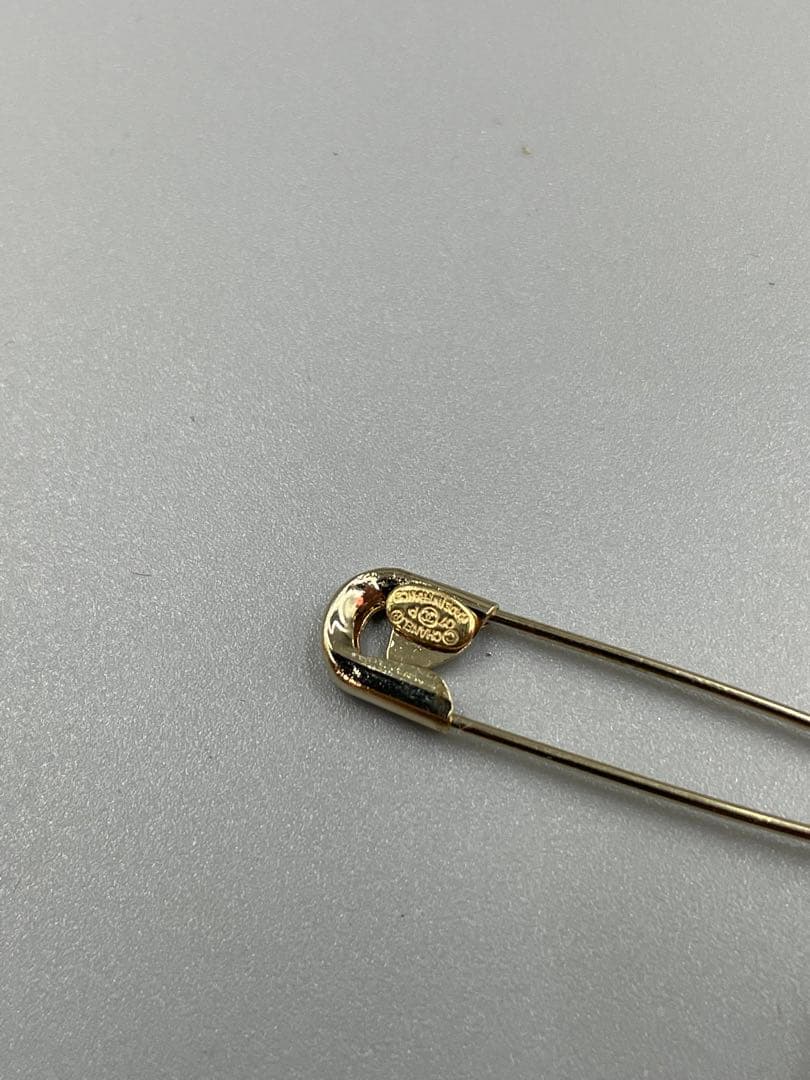 054 CHANEL 安全ピン型ブローチ