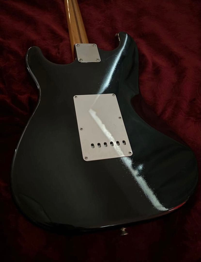 1/5まで割引★fenderストラト マルチレイヤー 黒／赤　AVRI アメビン