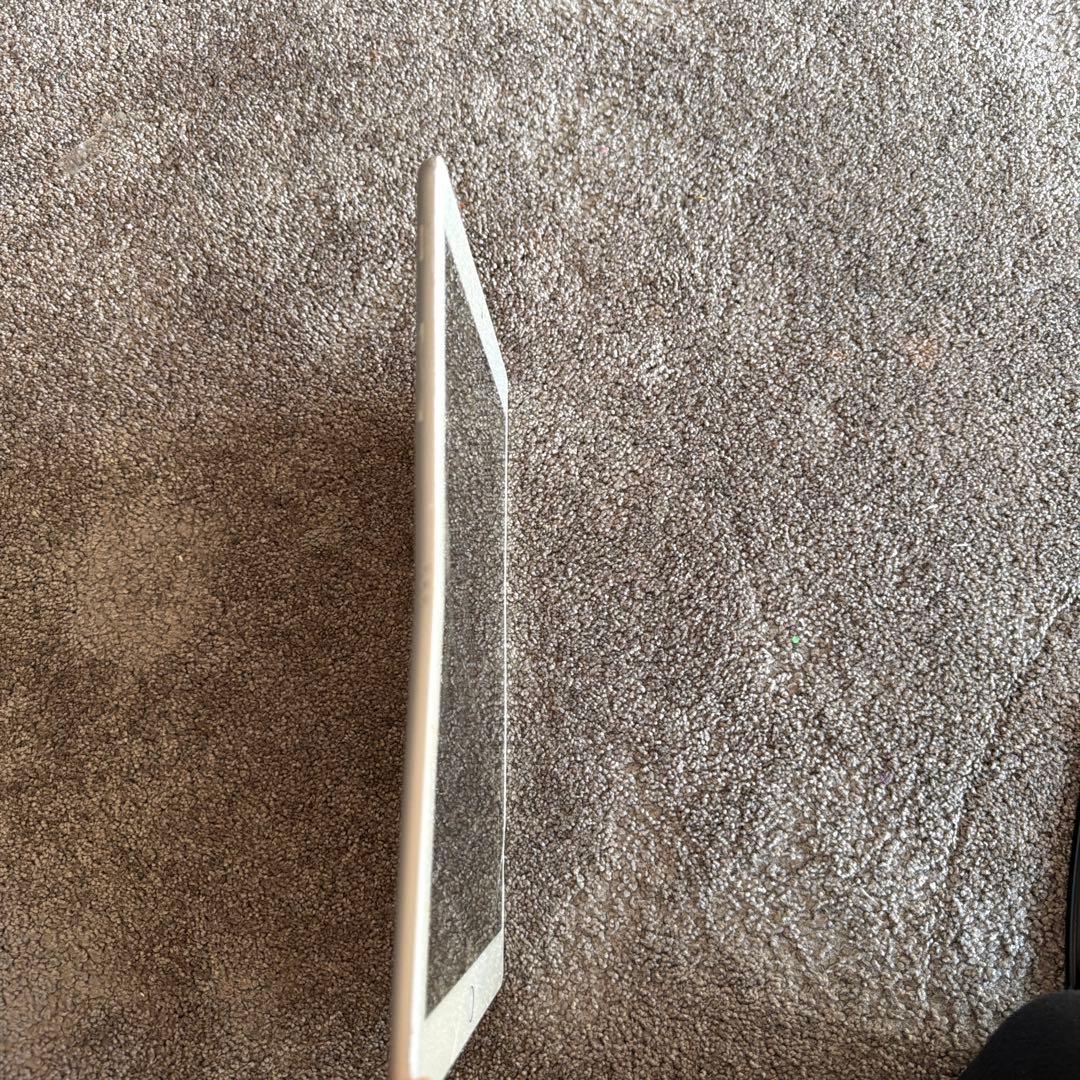 Apple iPad (第7世代) 32GB セルラーモデル 画面ひびあり