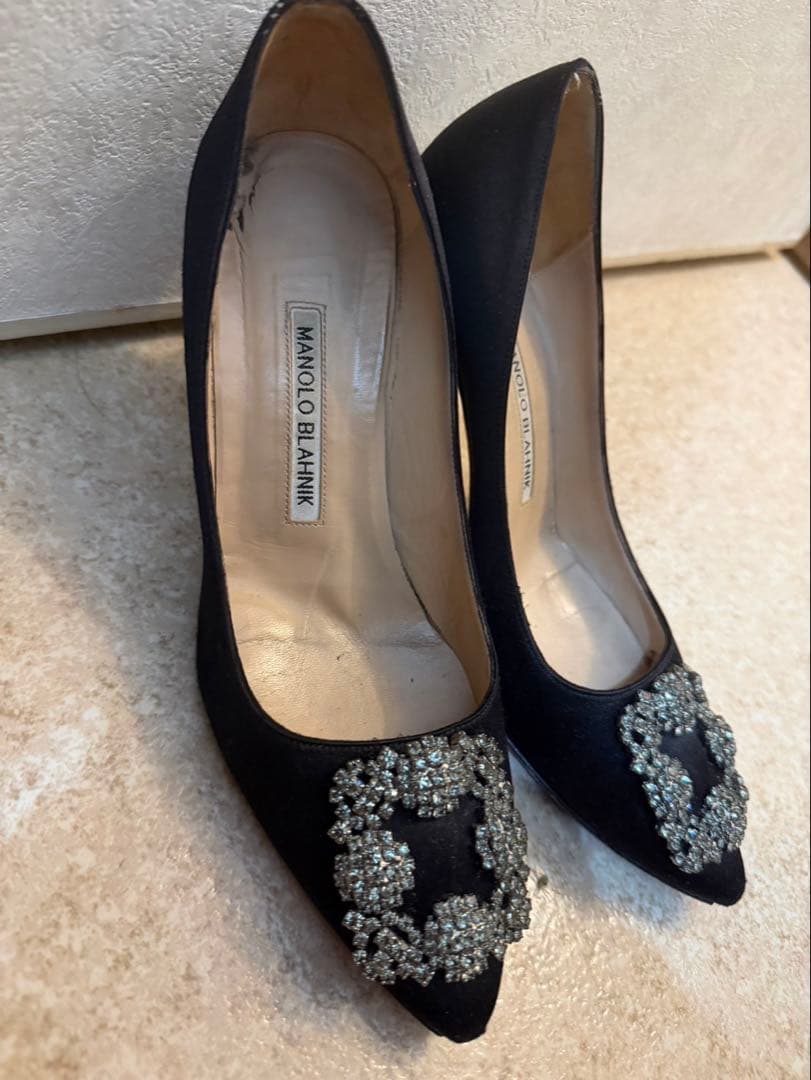 値*！様 MANOLO BLAHNIK ビジュー付きブラックハイヒール