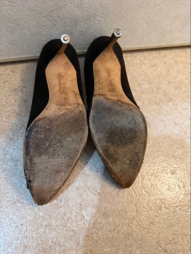 値*！様 MANOLO BLAHNIK ビジュー付きブラックハイヒール