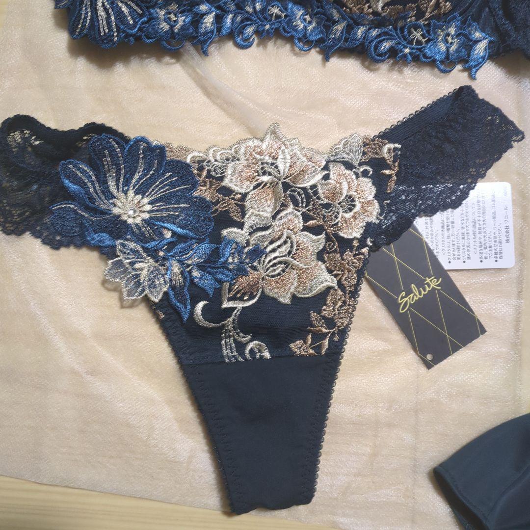 D70 ワコール サルート 　花柄刺繍ネイビー下着セット