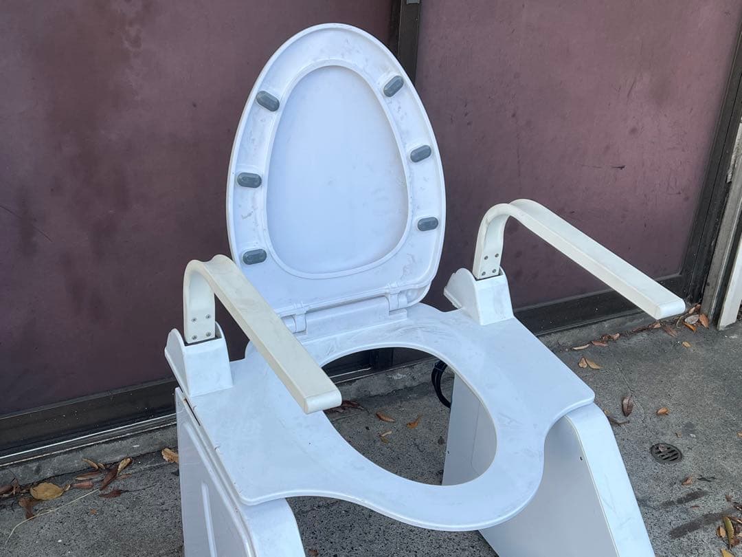 新品　電動昇降トイレリフト 介護用／立ち上がり補助／高齢者・リハビリに便利