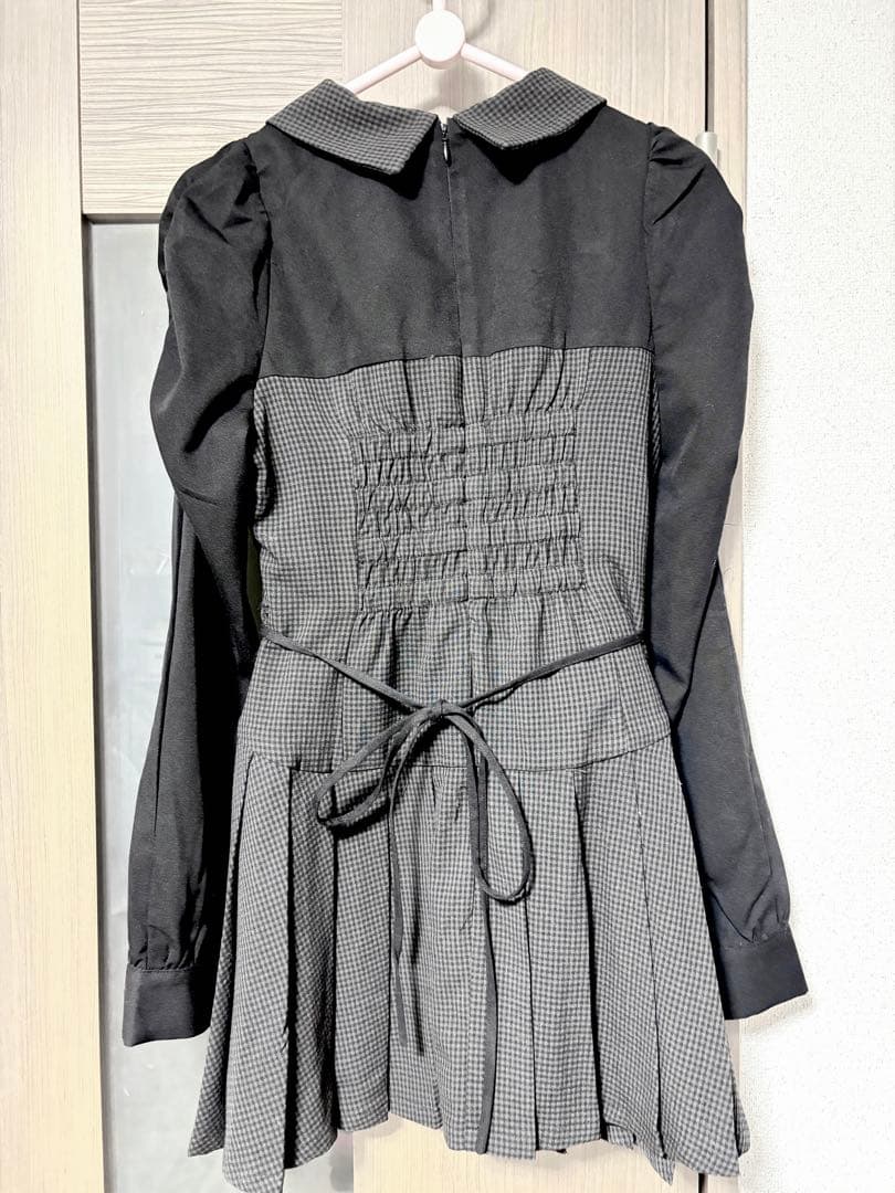 pium カットアウトレイヤードプリーツミニワンピ