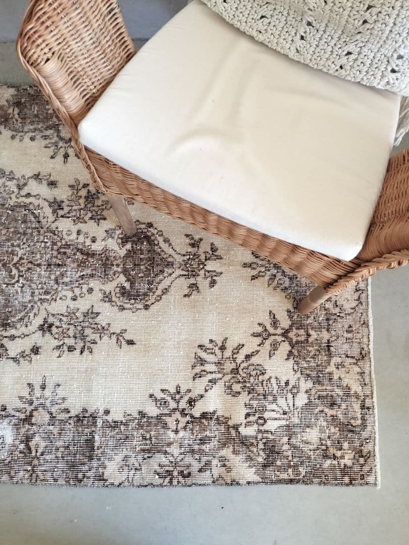 ベージュとココアブラウンのヴィンテージラグ　雅姫さんNo.698