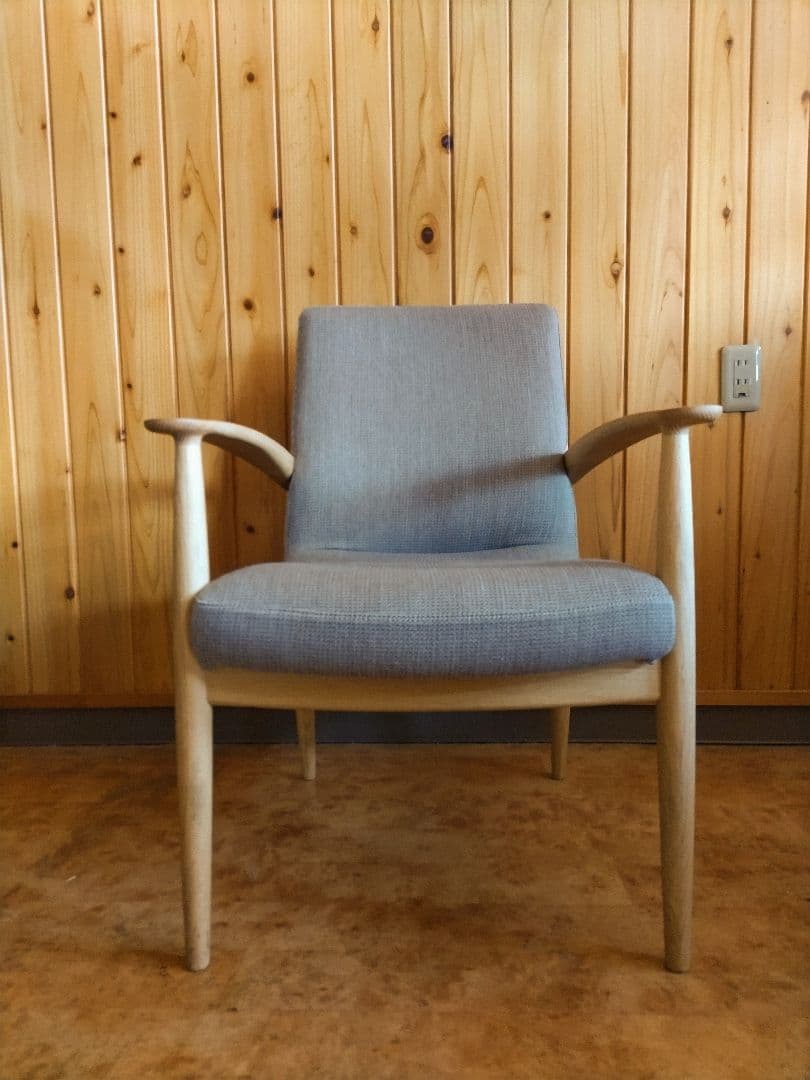 カリモクKarimoku家具・肘付食堂椅子