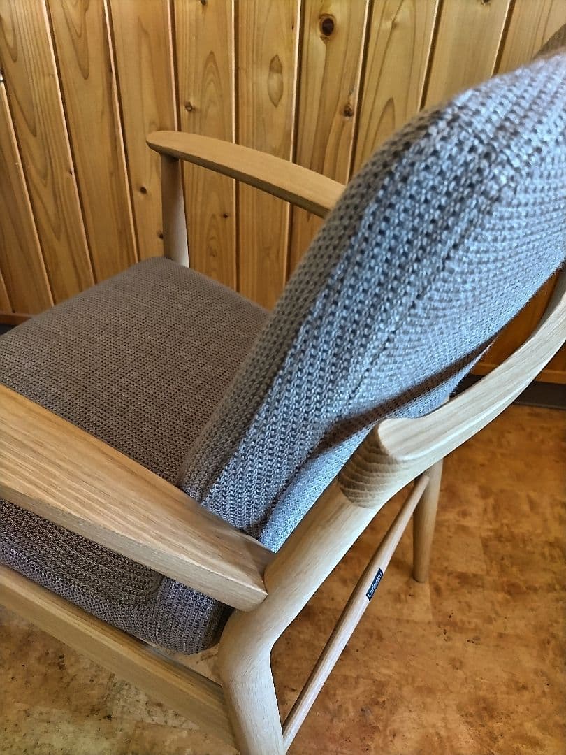 カリモクKarimoku家具・肘付食堂椅子