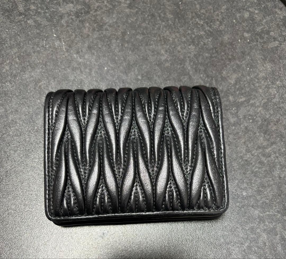 miu miu ブラックレザー 二つ折り財布