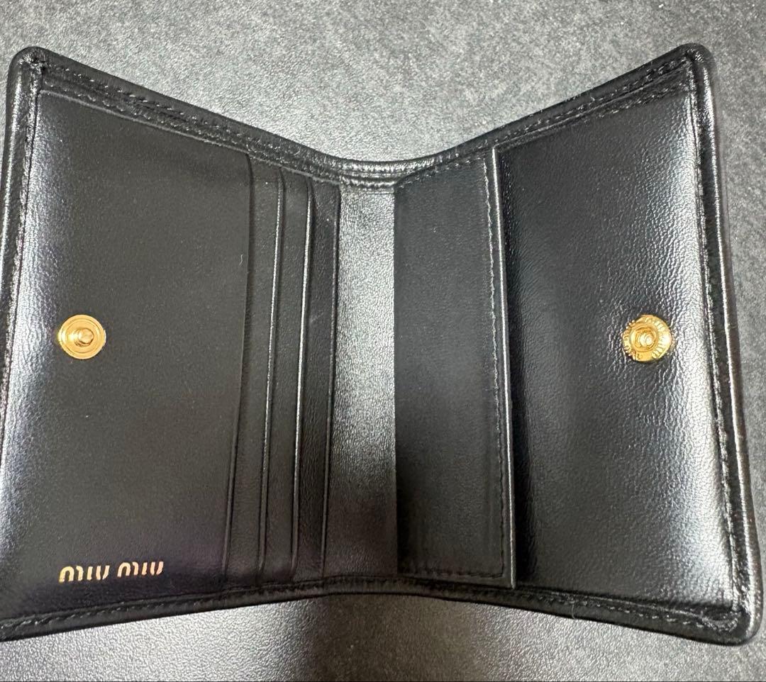 miu miu ブラックレザー 二つ折り財布