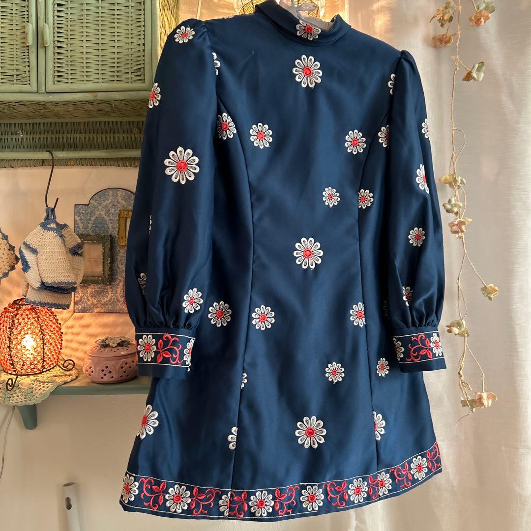 希少品　70,s vintage レトロ 花柄刺繍ワンピース　ボウタイ