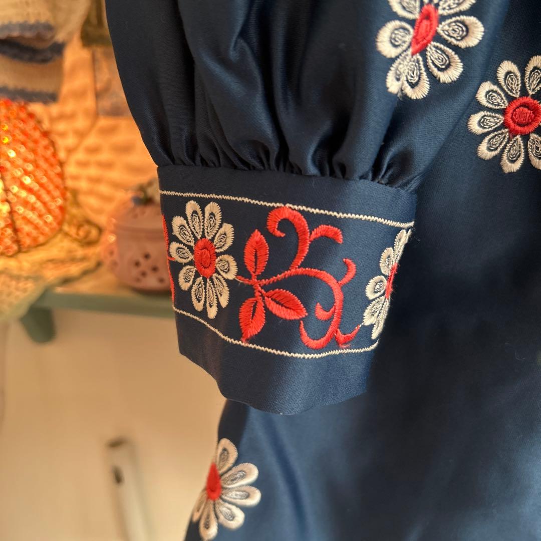 希少品　70,s vintage レトロ 花柄刺繍ワンピース　ボウタイ