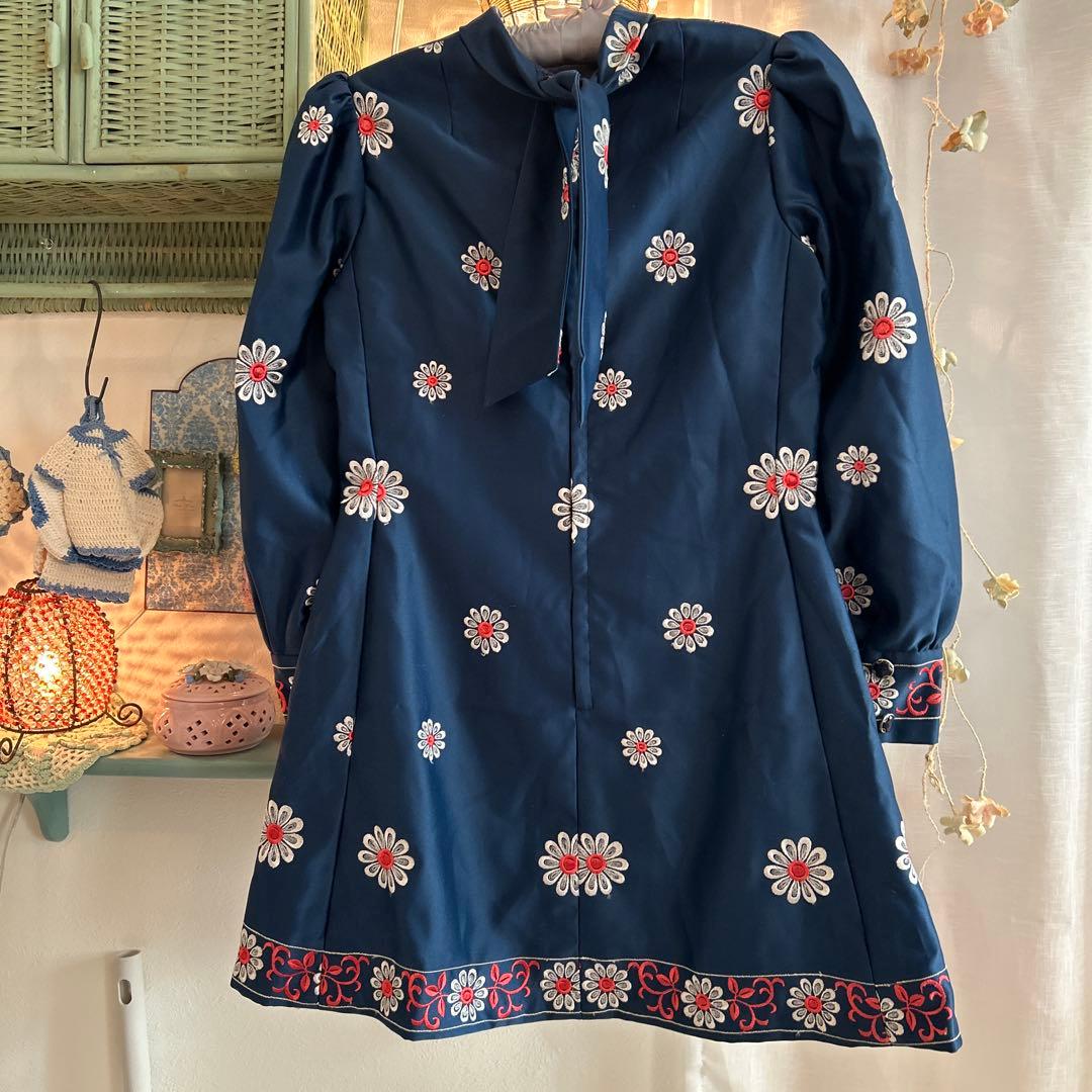 希少品　70,s vintage レトロ 花柄刺繍ワンピース　ボウタイ