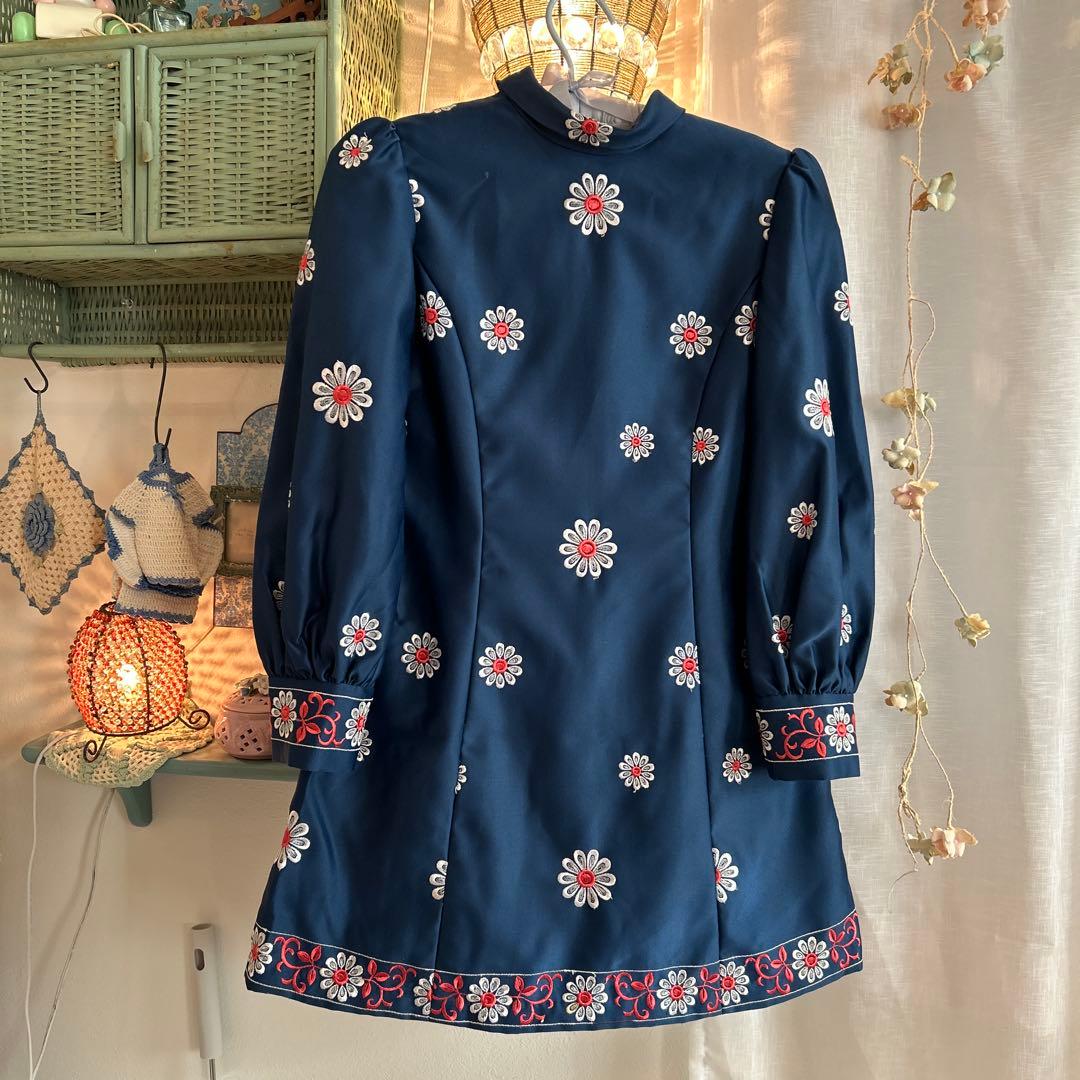 希少品　70,s vintage レトロ 花柄刺繍ワンピース　ボウタイ