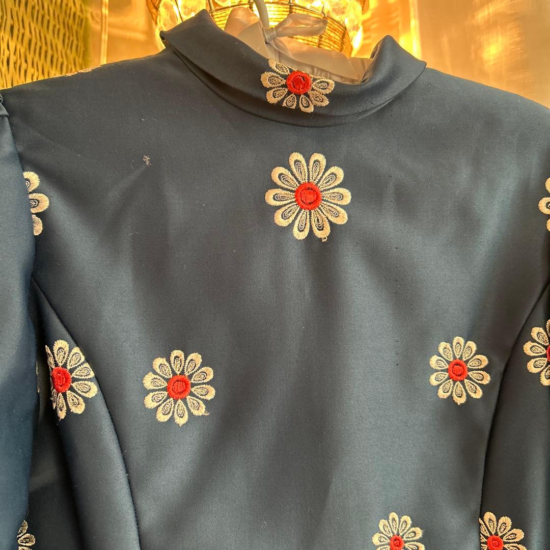 希少品　70,s vintage レトロ 花柄刺繍ワンピース　ボウタイ