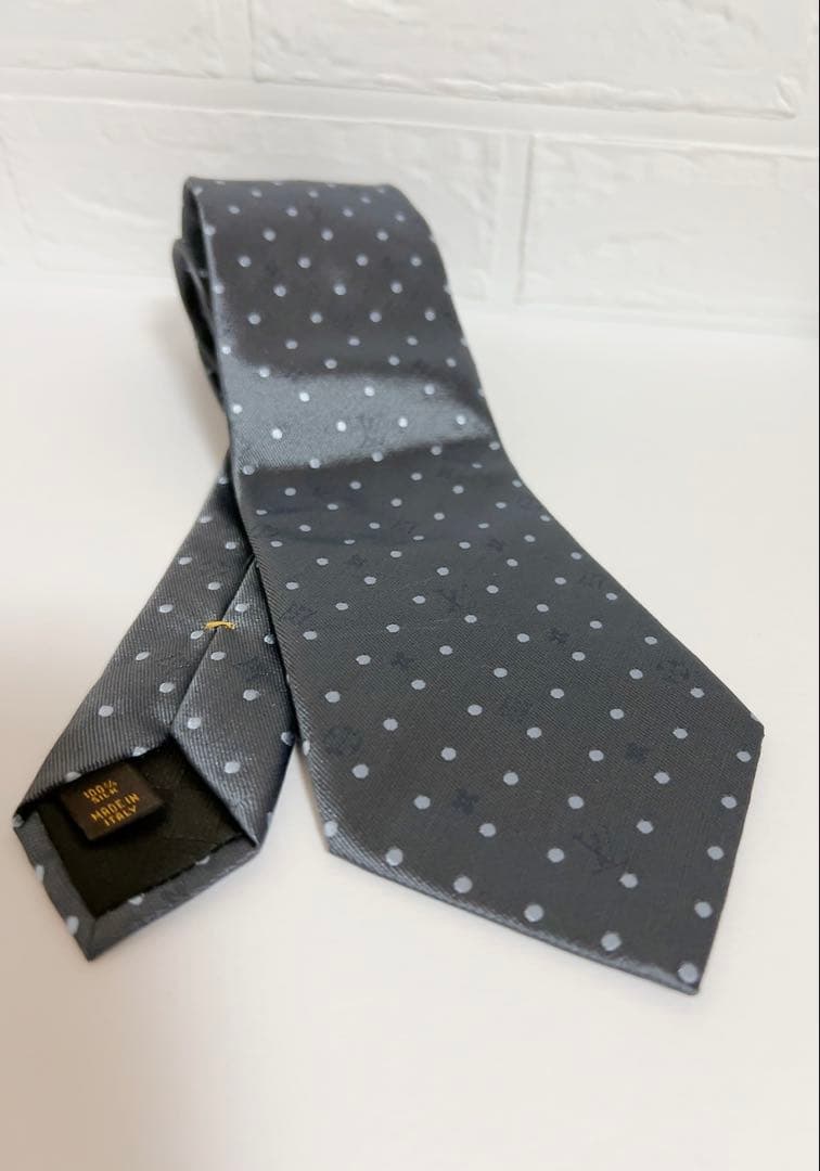 ルイヴィトン　LOUIS VUITTON ネクタイ　光沢感　ドット　グレー