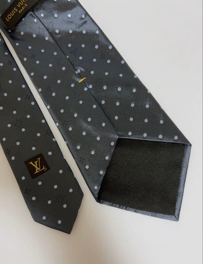 ルイヴィトン　LOUIS VUITTON ネクタイ　光沢感　ドット　グレー