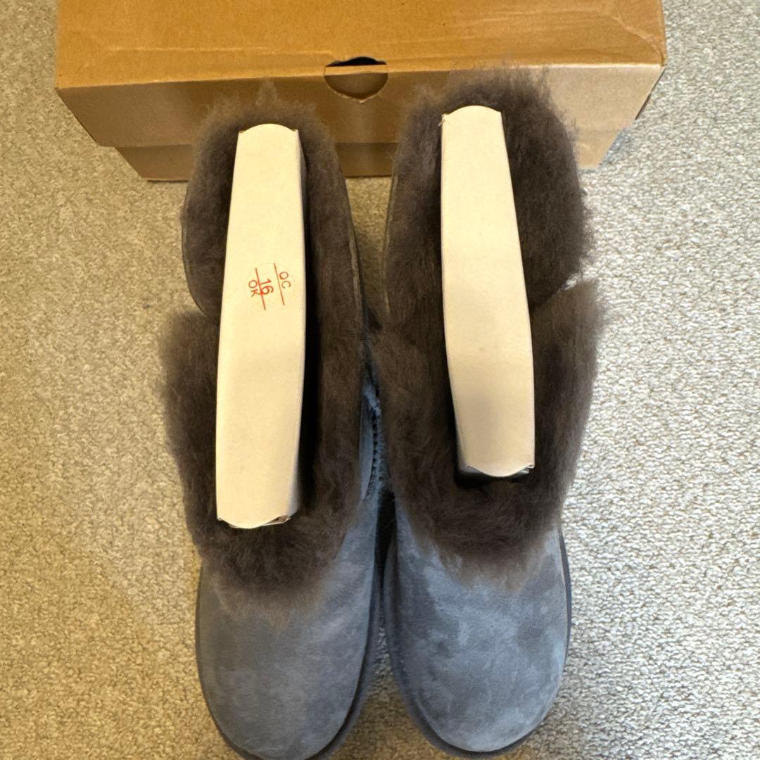 UGG グレー ボタン付きムートンブーツ
