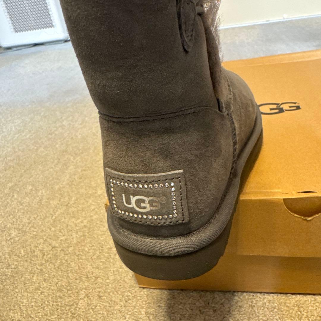 UGG グレー ボタン付きムートンブーツ