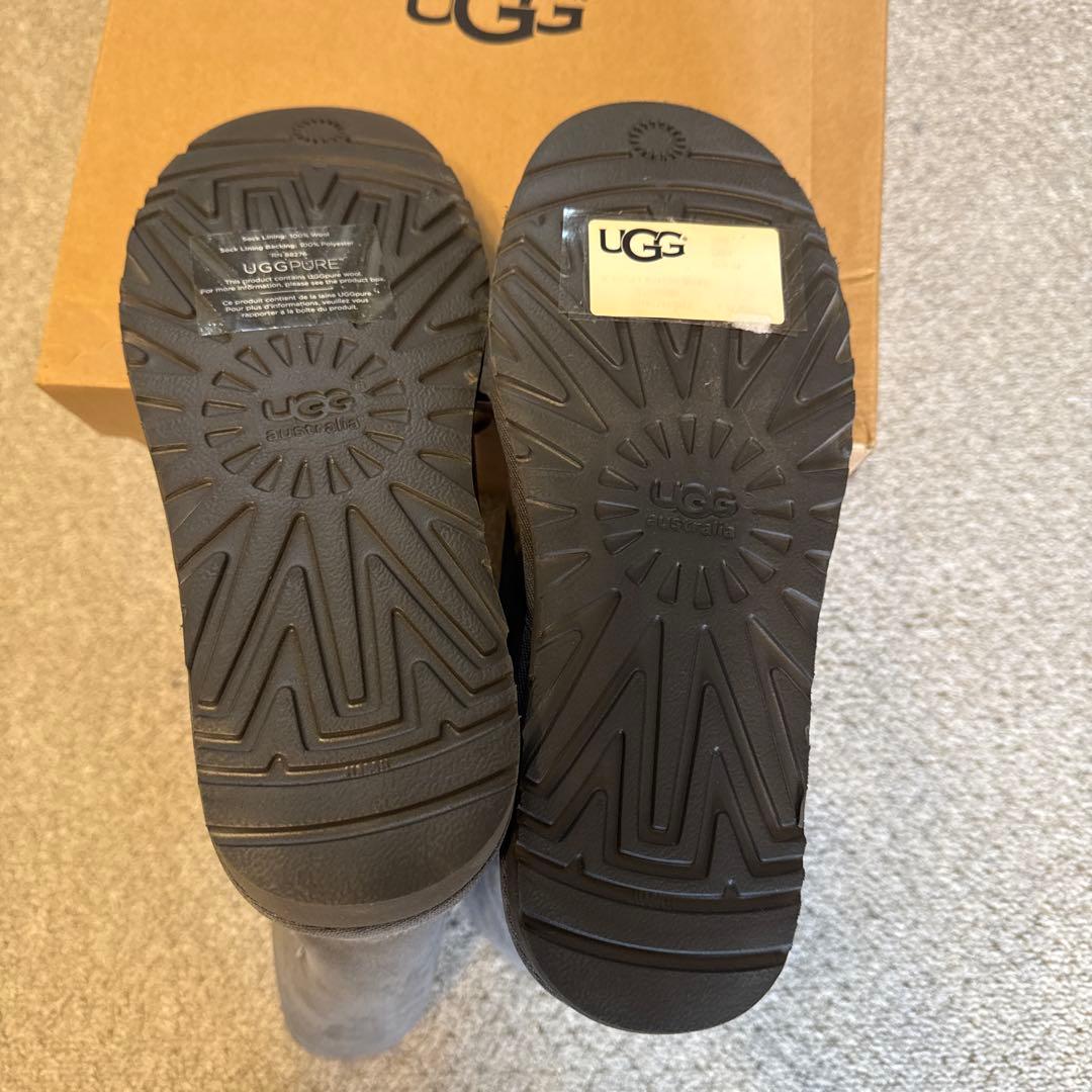 UGG グレー ボタン付きムートンブーツ