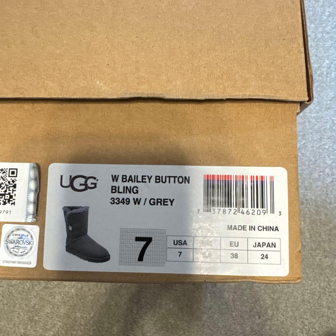 UGG グレー ボタン付きムートンブーツ