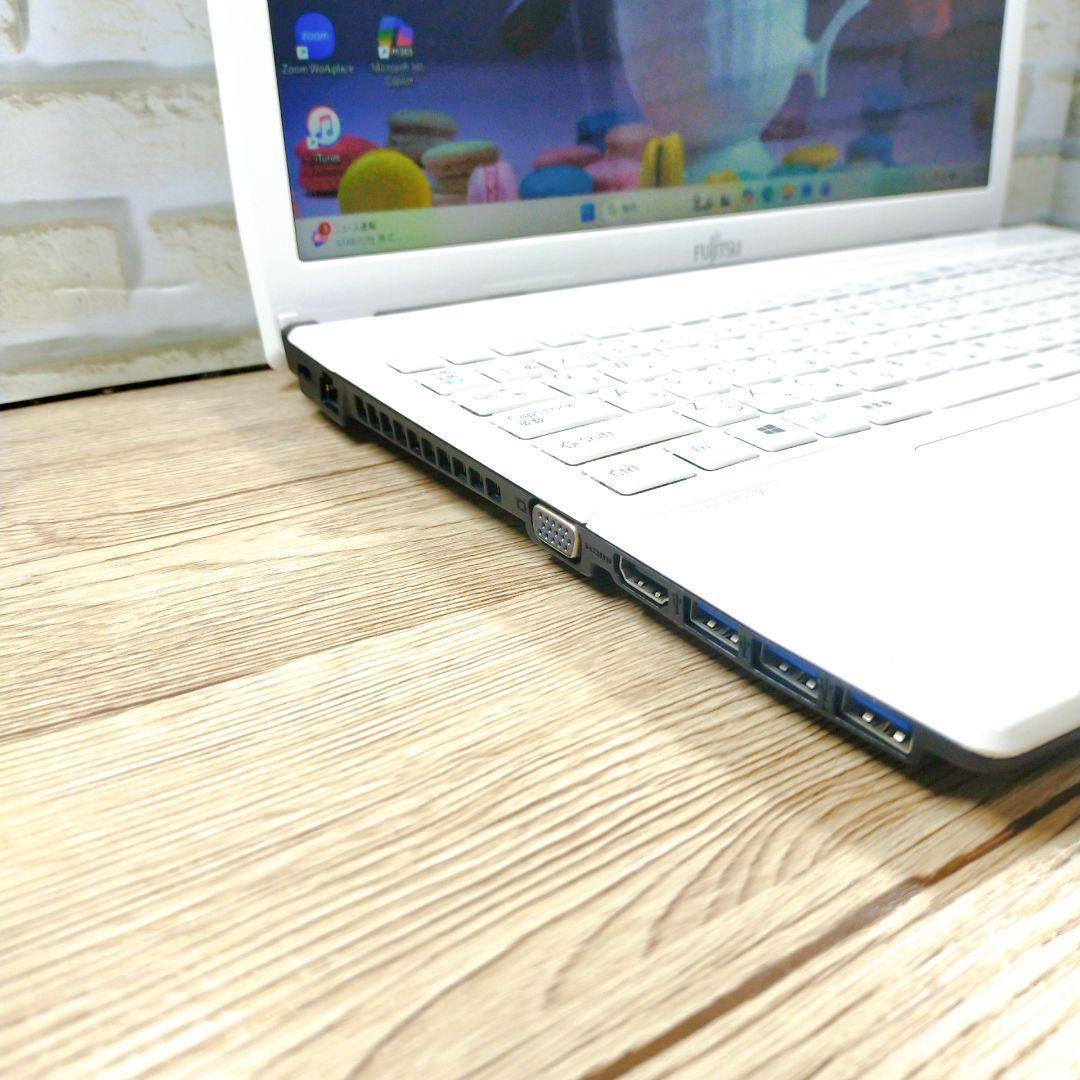 美品✨️動作良好❣️綺麗な白✨️富士通ノートパソコン✨️ブルーレイ！カメラ付き！