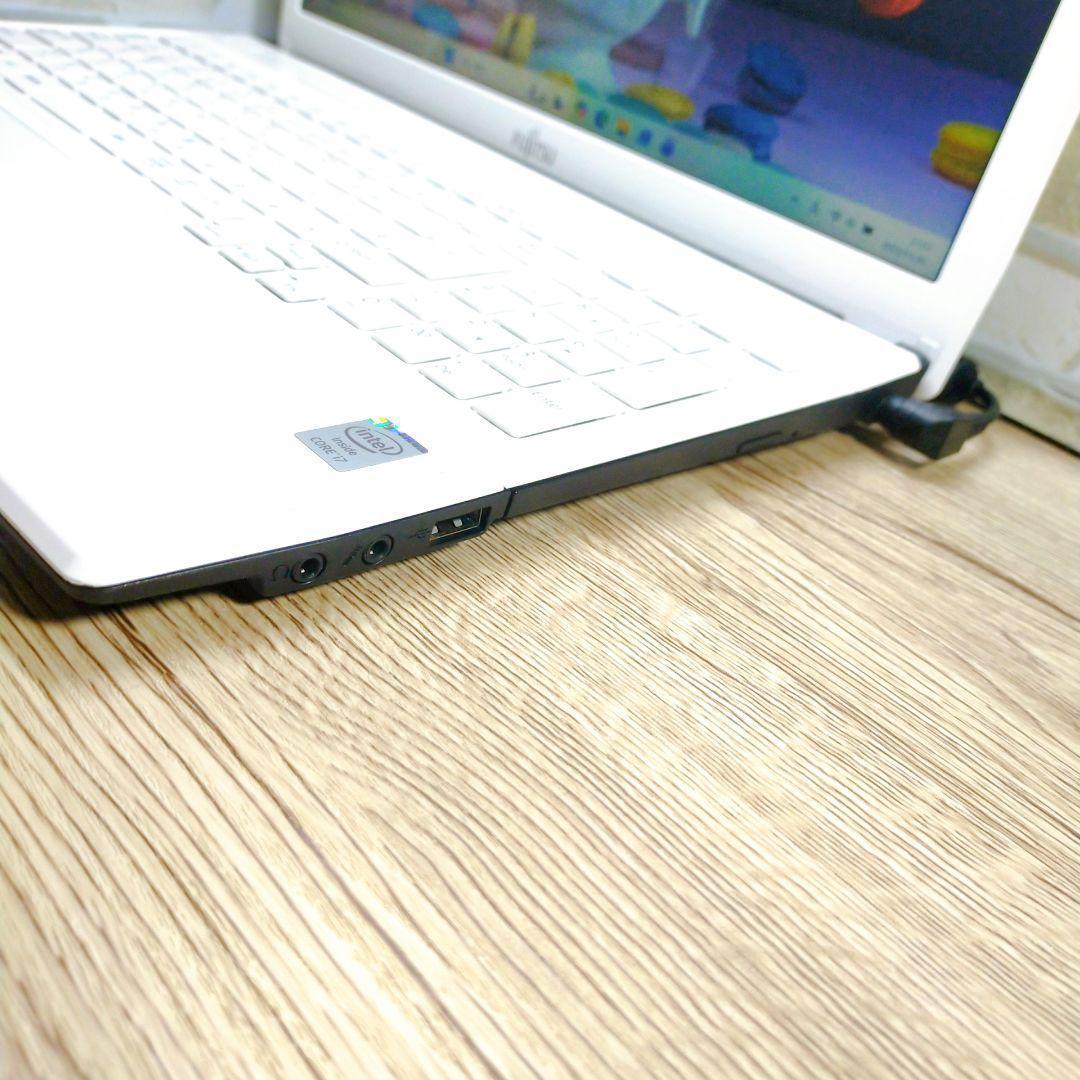 美品✨️動作良好❣️綺麗な白✨️富士通ノートパソコン✨️ブルーレイ！カメラ付き！