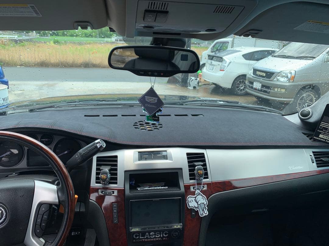 エスカレード　07〜 ダッシュマット　黒　スエード×赤ステッチ