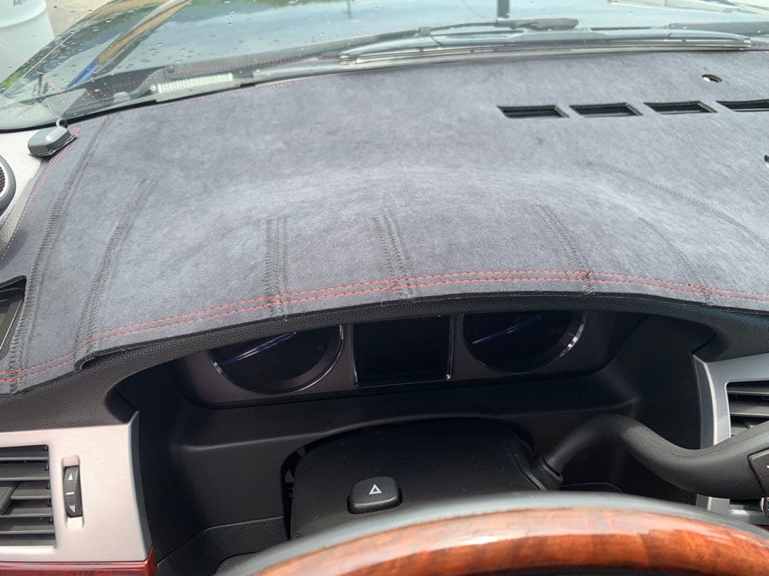 エスカレード　07〜 ダッシュマット　黒　スエード×赤ステッチ