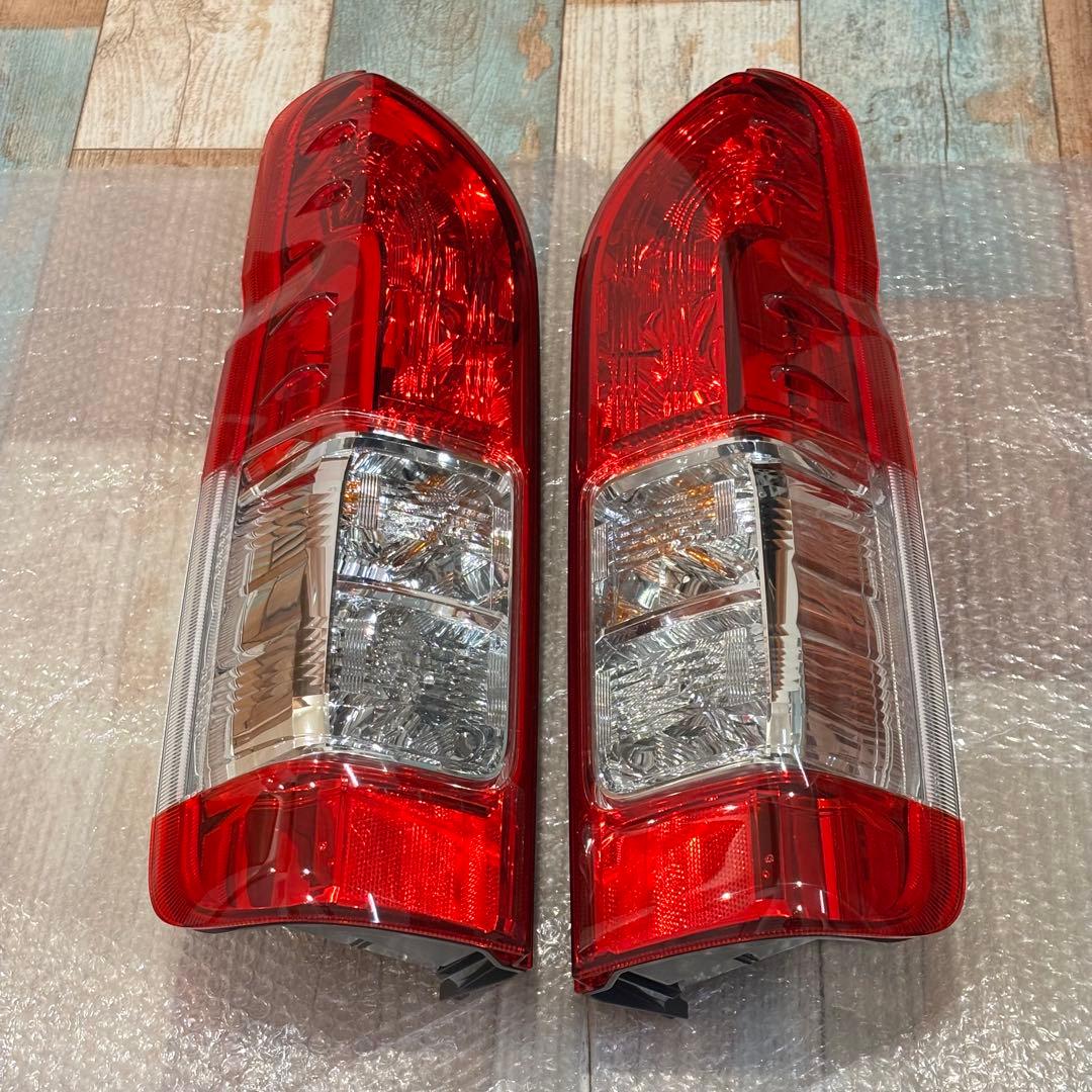 ⭐︎美品⭐︎ハイエース純正テールランプ　200系　新車外し