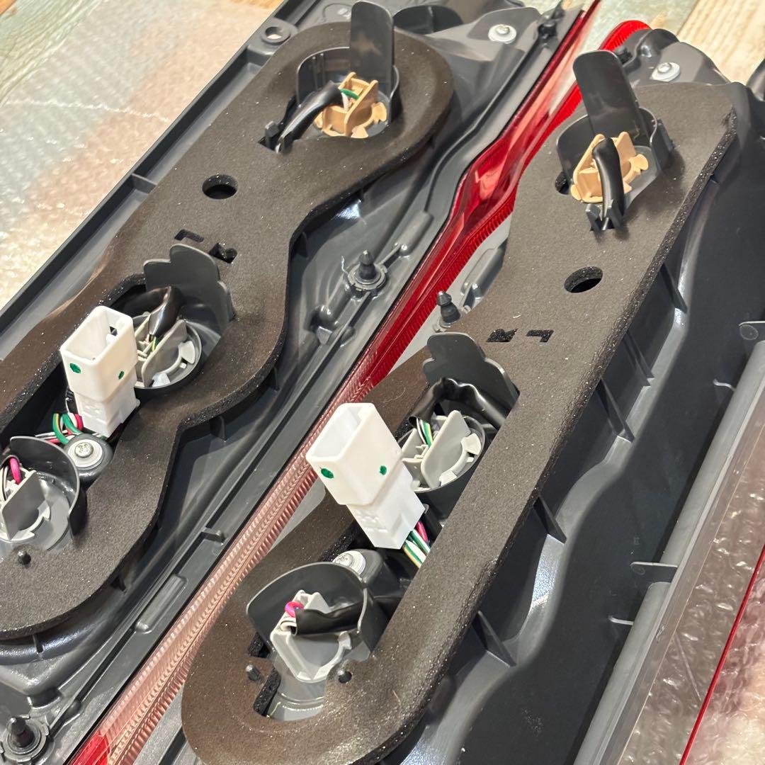 ⭐︎美品⭐︎ハイエース純正テールランプ　200系　新車外し