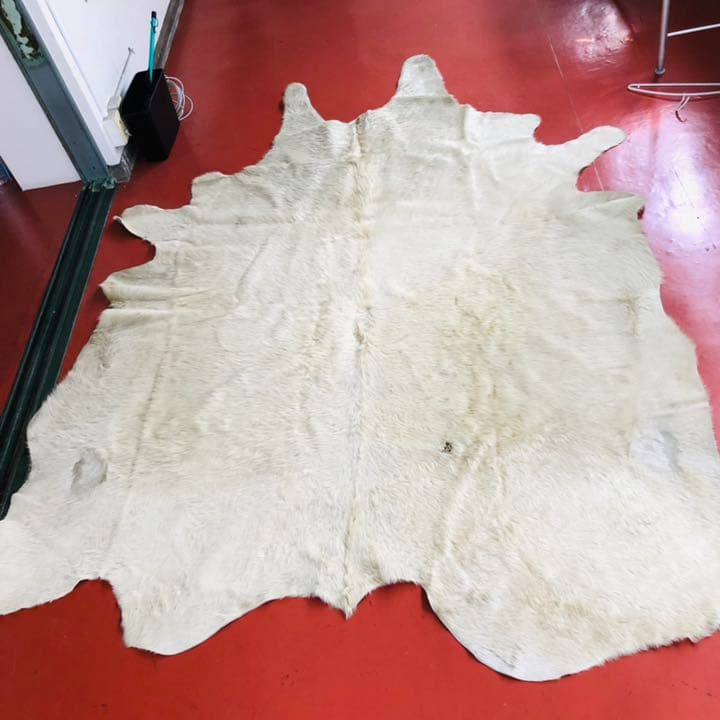 無地ホワイト牛革ラグ 縦270cm横223cm Cowhide Rug
