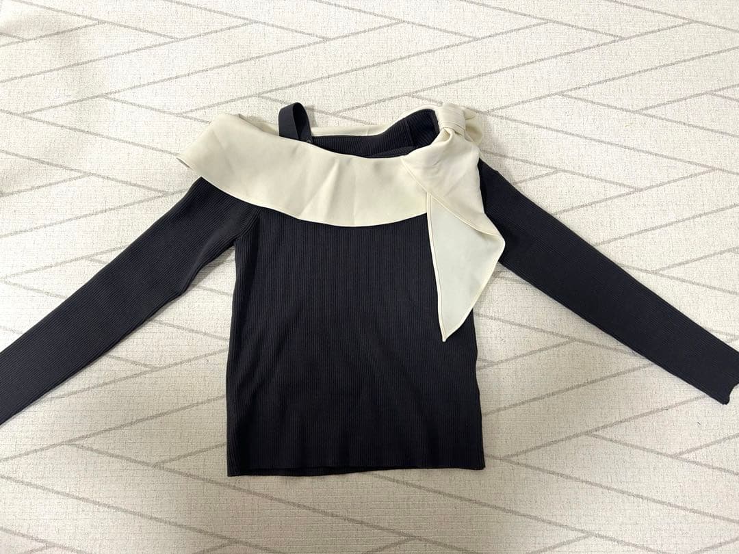 Apuweiser-richeリボンカラーオフショルニット チャコールグレー