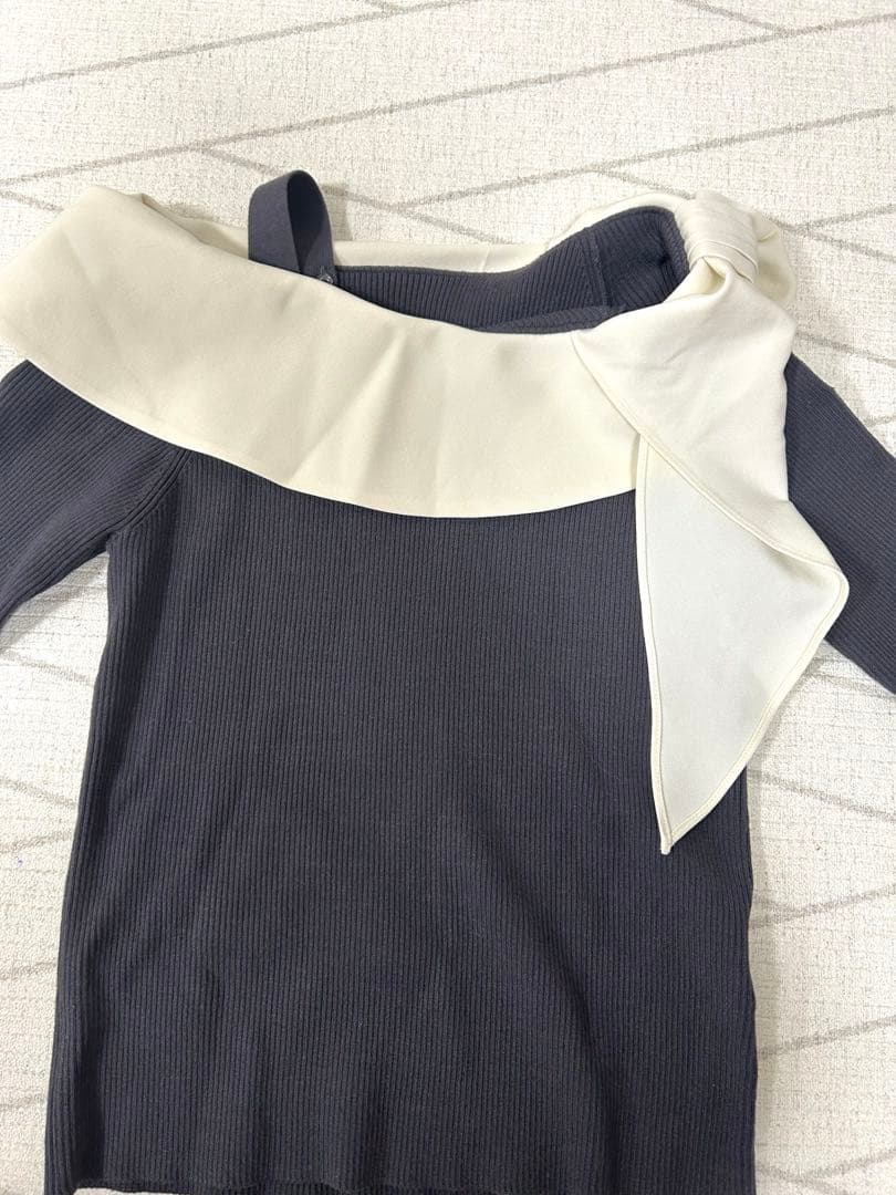 Apuweiser-richeリボンカラーオフショルニット チャコールグレー