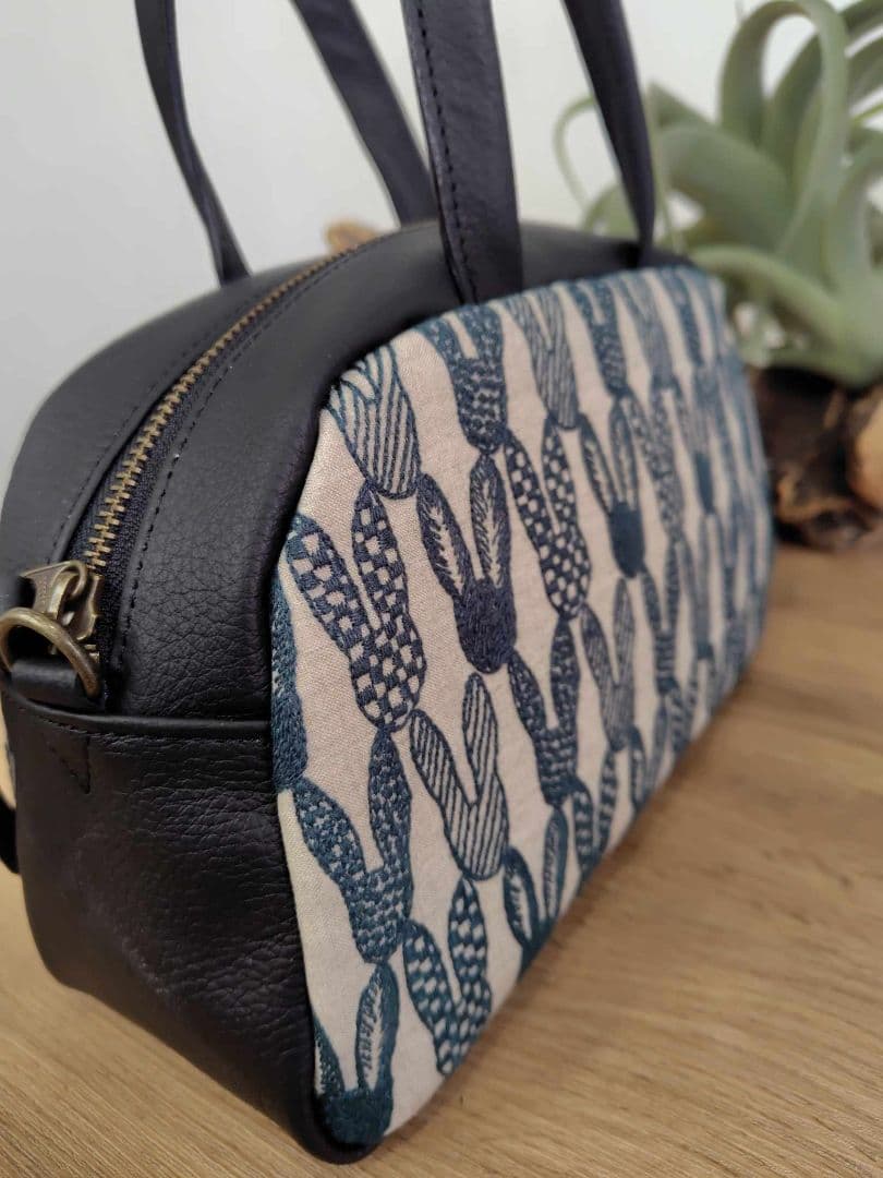 ミナペルホネン/pomppiaポンピアベージュ/ラウンドボストンブラック本革