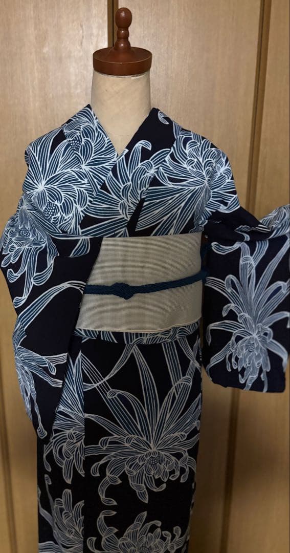 注染浴衣　本藍染　筒がき？　 ダイナミックな乱菊文様　雰囲気のある浴衣です。
