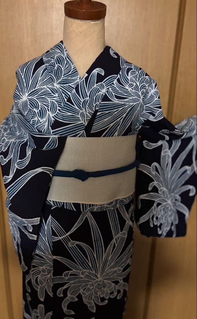 注染浴衣　本藍染　筒がき？　 ダイナミックな乱菊文様　雰囲気のある浴衣です。