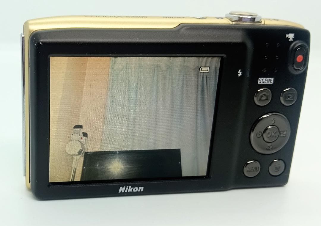 デジタルカメラ Nikon COOLPIX S3300 6X Zoom 16.0 MP Gold