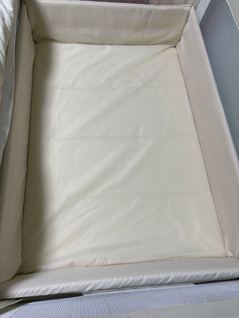 アップリカ　折り畳みベビーベッド ココネルエアー ミルクホワイト