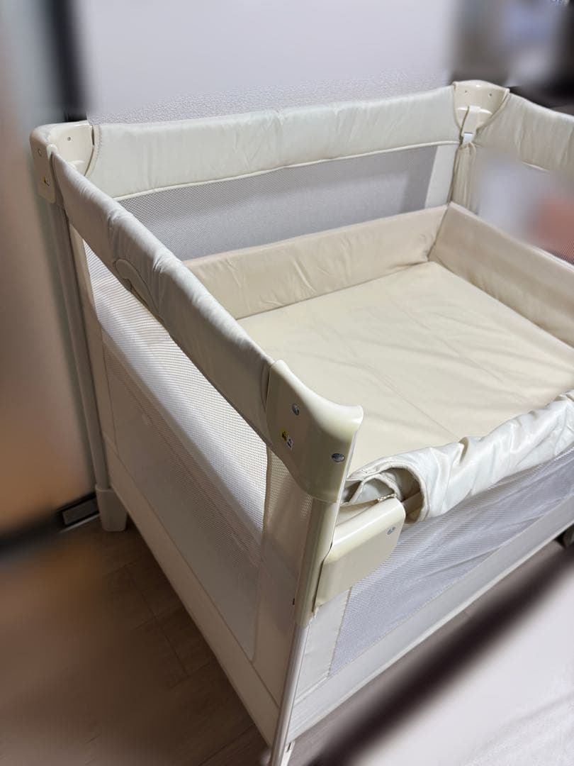 アップリカ　折り畳みベビーベッド ココネルエアー ミルクホワイト