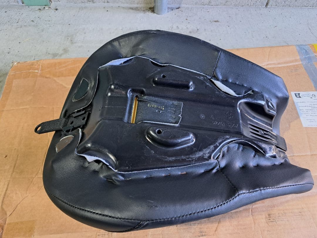 足つき性バツグン！ハーレー純正　　スーパーリーチ・ソロシート '06〜ダイナ系