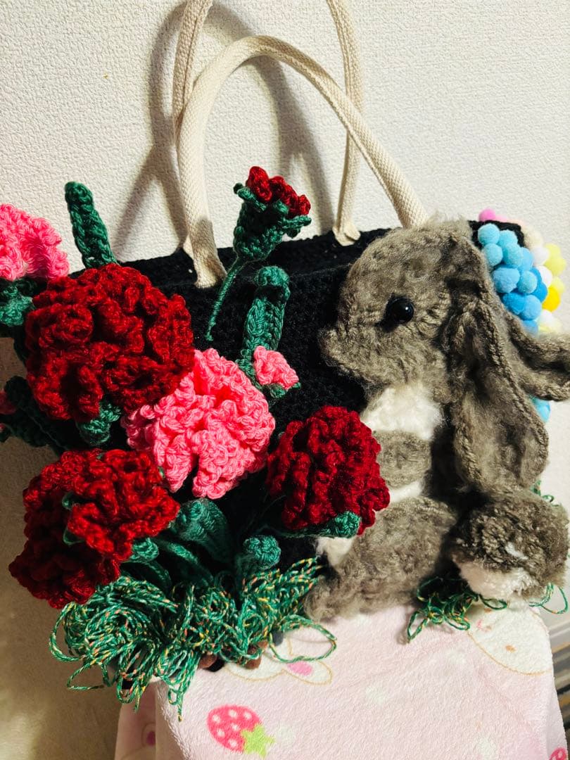 手編みトートバッグ　ウサギ　カーネーションの 花