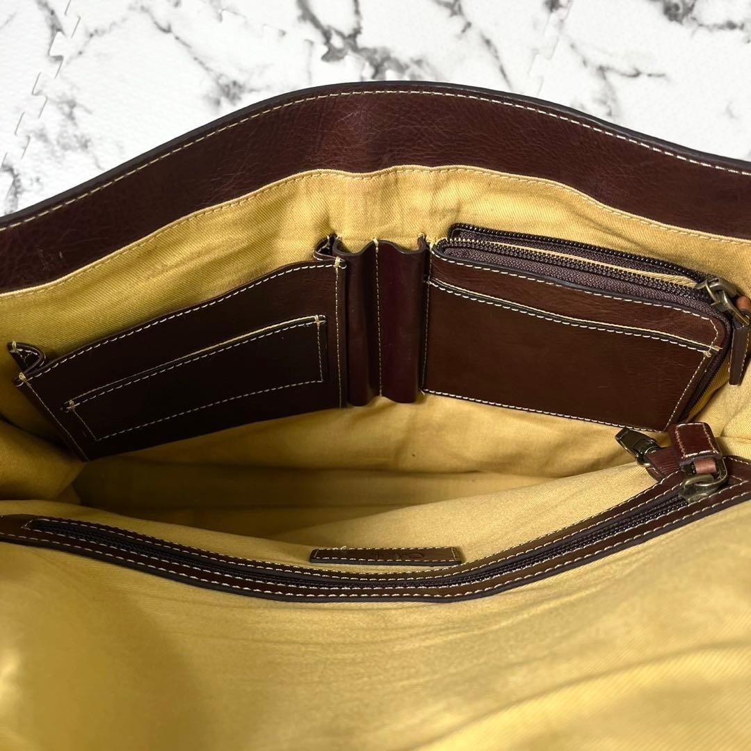 美品◯コールハーン　メッセンジャーバッグ　A4サイズ収納可能　オールレザー